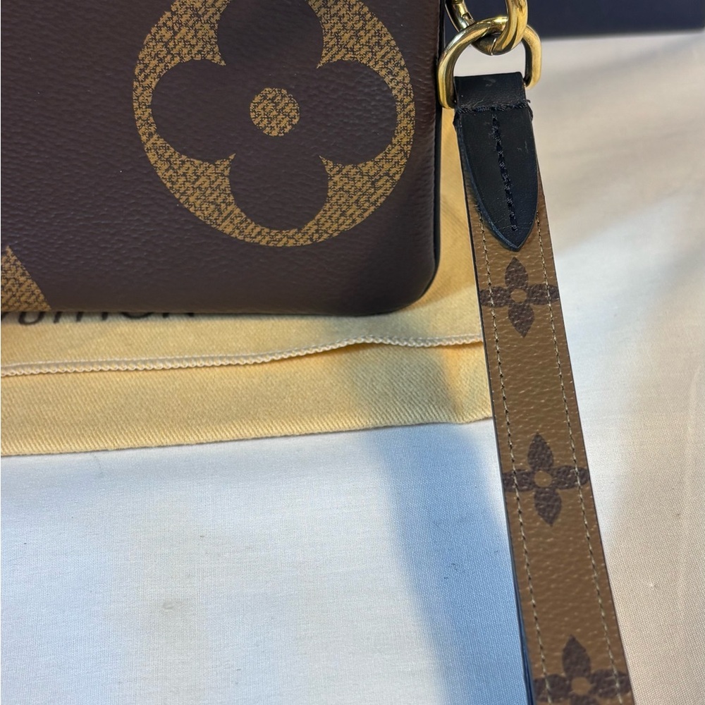 Louis Vuitton Giant Reverse Pochette - Picture 4 of 13